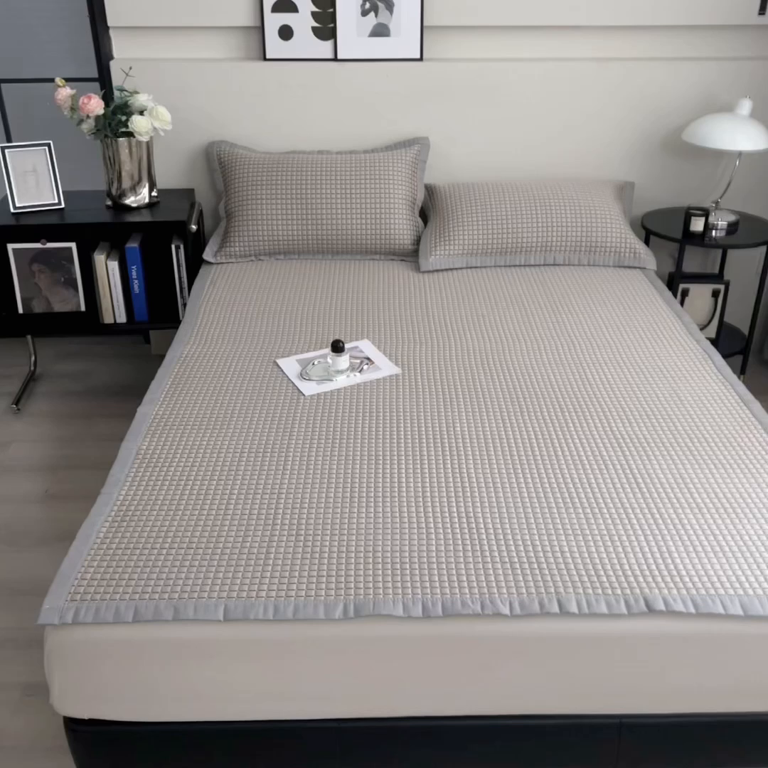 91家纺网 家纺一手货源 找家纺 摩妮卡 2026新款PE高分子凉感值过0.25格子豆豆软席三件套冰丝席-床席款 序格-摩卡