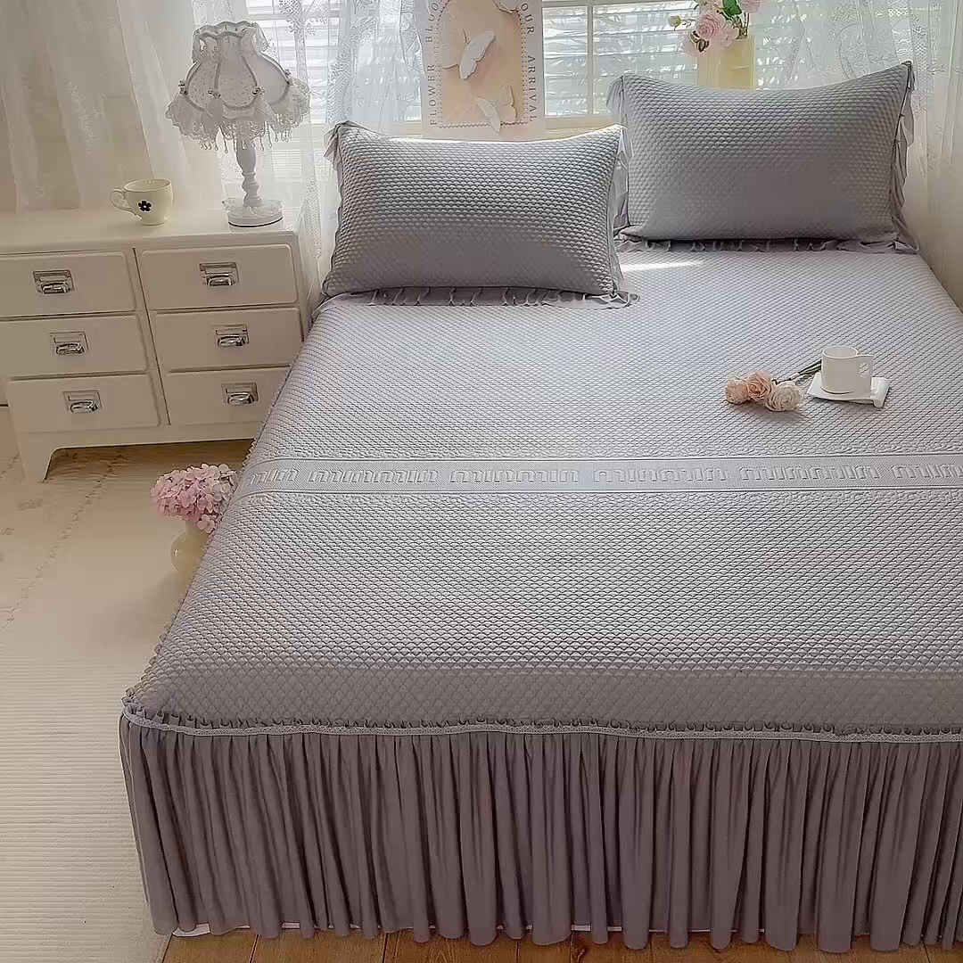 91家纺网 家纺一手货源 找家纺 苏米娜家纺SUMINA 2026新款高克重泡泡席乙纶中分子冰豆豆蕾丝床裙夏季冰丝软席三件套 minmin-云灰