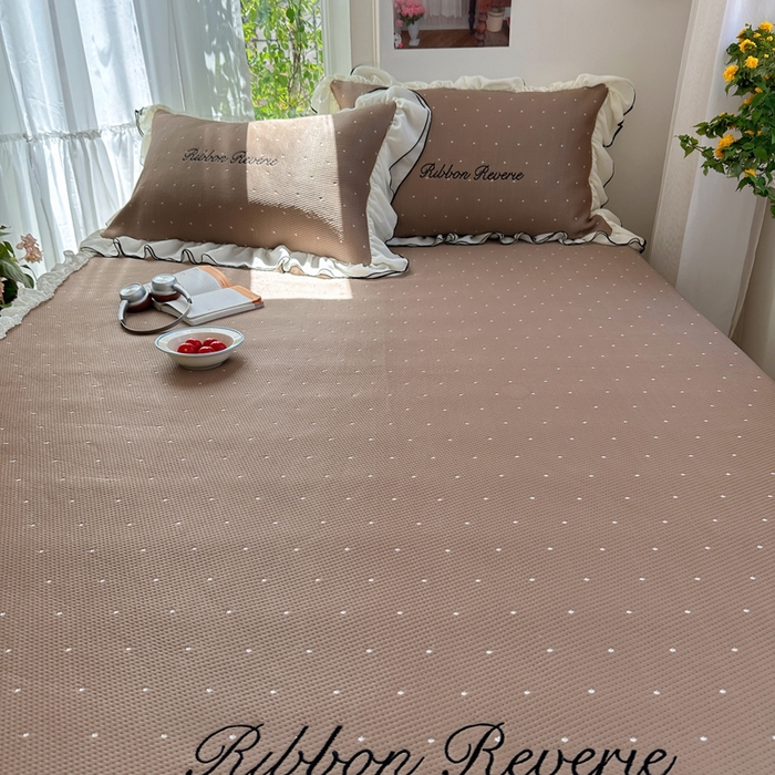 91家纺网 家纺一手货源 找家纺 觅糖家纺 2026新款缎带梦境韩风ins床裙款凉席系列凉席席子-波点奶芙 波点奶芙-咖