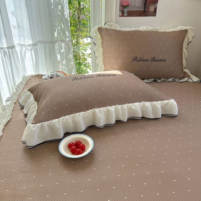 91家纺网 家纺一手货源 找家纺 觅糖家纺 2026新款缎带梦境韩风ins床裙款凉席系列凉席席子-波点奶芙 波点奶芙-咖