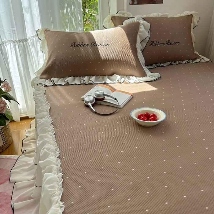 91家纺网 家纺一手货源 找家纺 觅糖家纺 2026新款缎带梦境韩风ins床裙款凉席系列凉席席子-波点奶芙 波点奶芙-咖