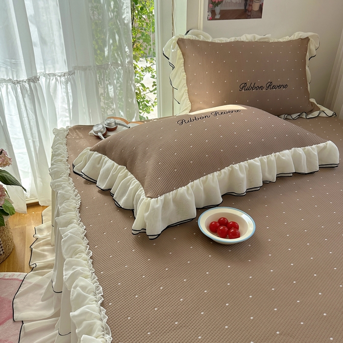 91家纺网 家纺一手货源 找家纺 觅糖家纺 2026新款缎带梦境韩风ins床裙款凉席系列凉席席子-波点奶芙 波点奶芙-咖