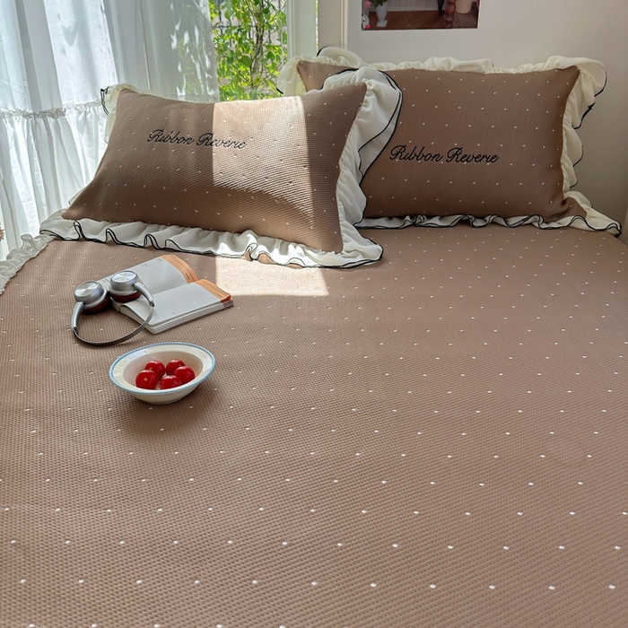 91家纺网 家纺一手货源 找家纺 觅糖家纺 2026新款缎带梦境韩风ins床裙款凉席系列凉席席子-波点奶芙 波点奶芙-咖