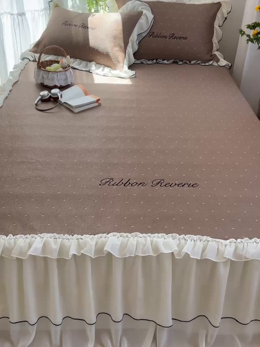 91家纺网 家纺一手货源 找家纺 觅糖家纺 2026新款缎带梦境韩风ins床裙款凉席系列凉席席子-波点奶芙 波点奶芙-咖