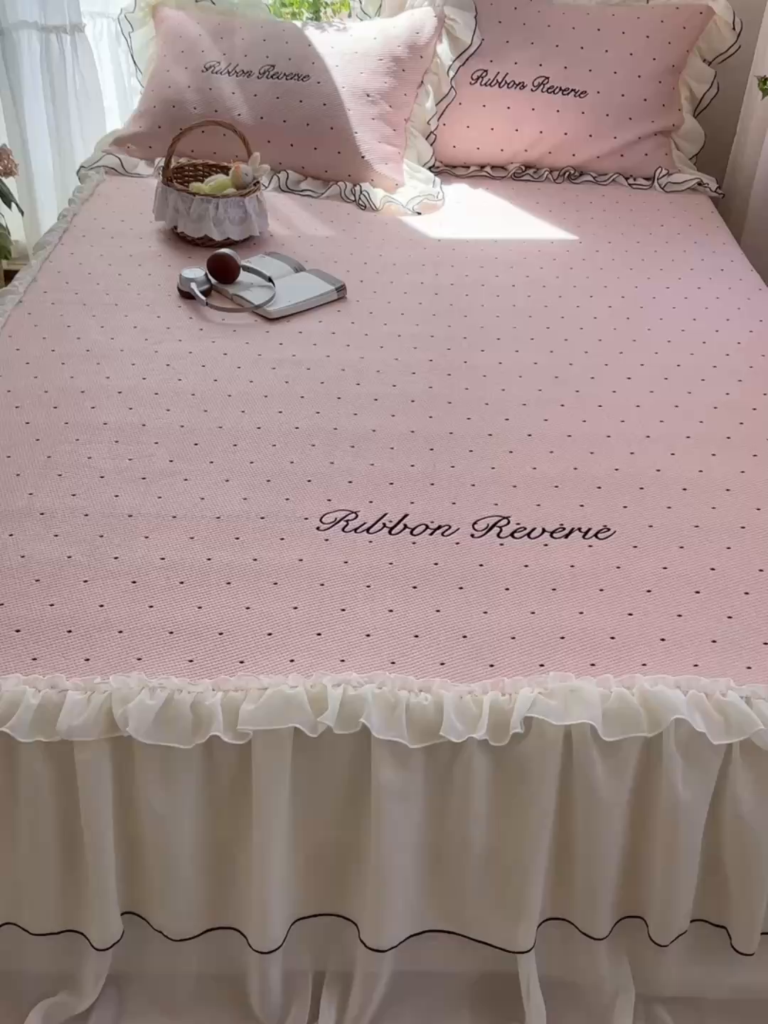 91家纺网 家纺一手货源 找家纺 觅糖家纺 2026新款缎带梦境韩风ins床裙款凉席系列凉席席子-波点奶芙 波点奶芙-粉