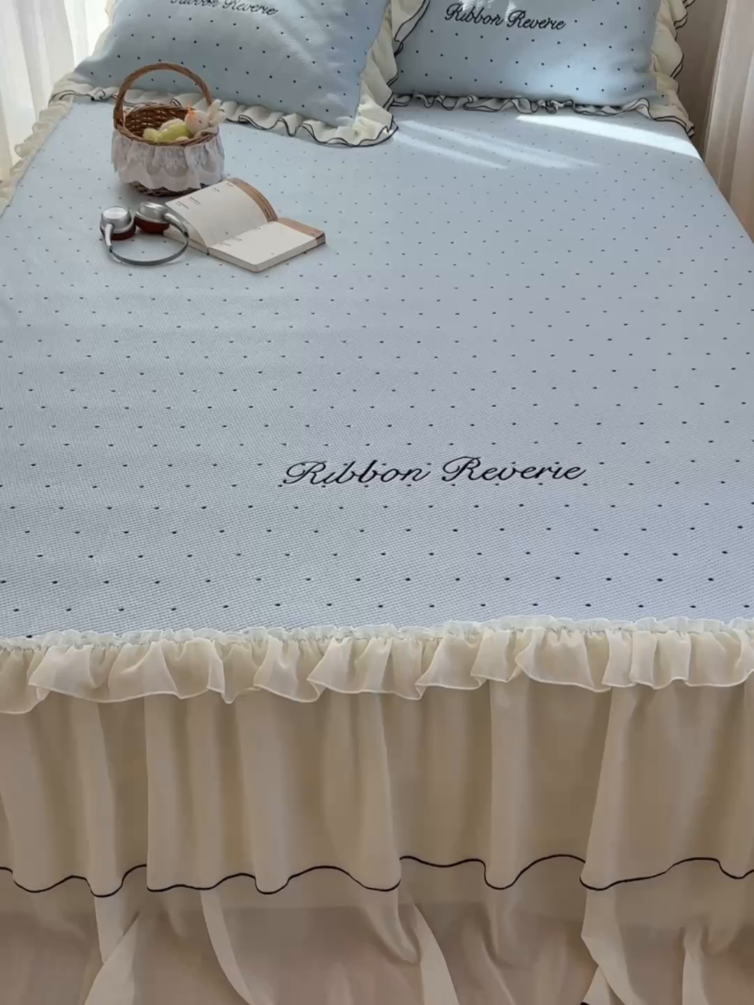 91家纺网 家纺一手货源 找家纺 觅糖家纺 2026新款缎带梦境韩风ins床裙款凉席系列凉席席子-波点奶芙 波点奶芙-蓝