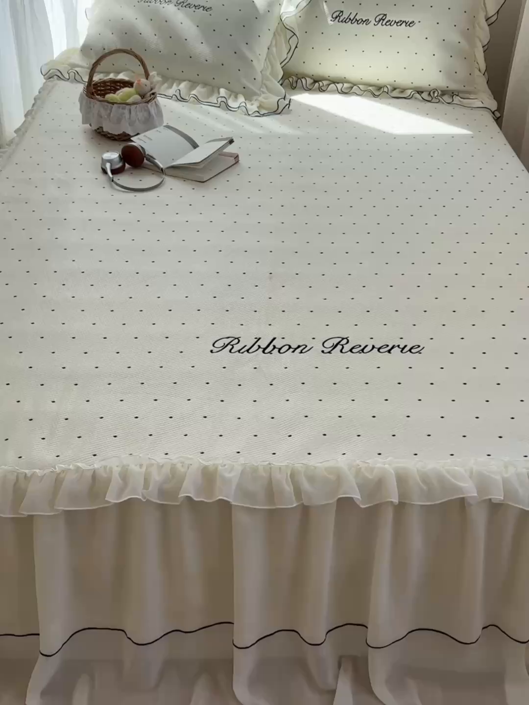 91家纺网 家纺一手货源 找家纺 觅糖家纺 2026新款缎带梦境韩风ins床裙款凉席系列凉席席子-波点奶芙 波点奶芙-白