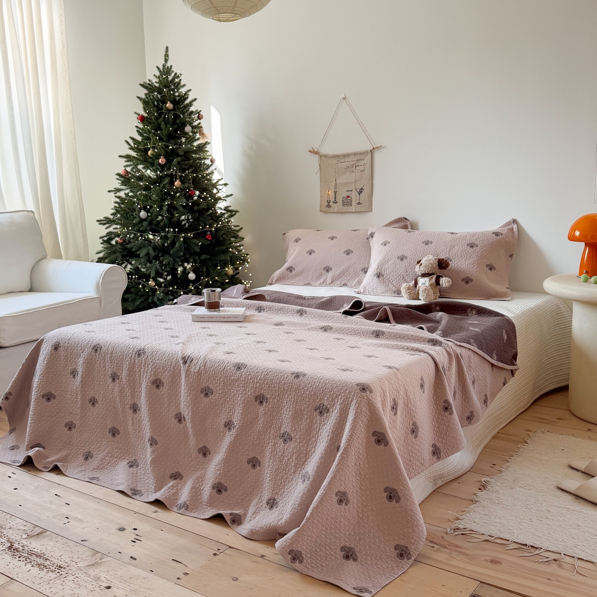 91家纺网 家纺一手货源 找家纺 沐瑟家纺 2026春夏新款安心棉床盖三件套 叮叮狗-粉色