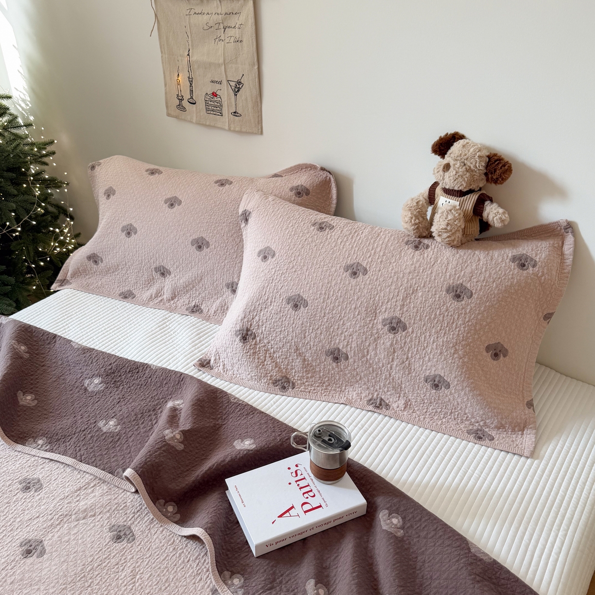 91家纺网 家纺一手货源 找家纺 沐瑟家纺 2026春夏新款安心棉床盖三件套 叮叮狗-粉色