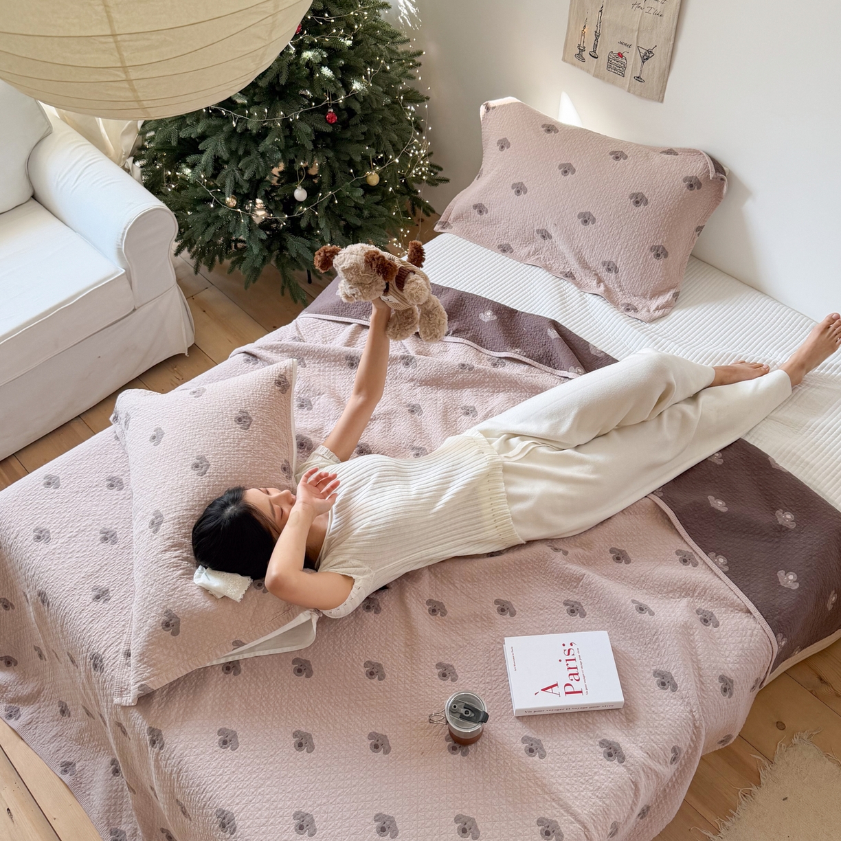 91家纺网 家纺一手货源 找家纺 沐瑟家纺 2026春夏新款安心棉床盖三件套 叮叮狗-粉色