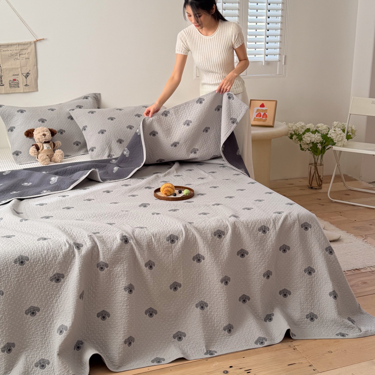 91家纺网 家纺一手货源 找家纺 沐瑟家纺 2026春夏新款安心棉床盖三件套 叮叮狗-灰色