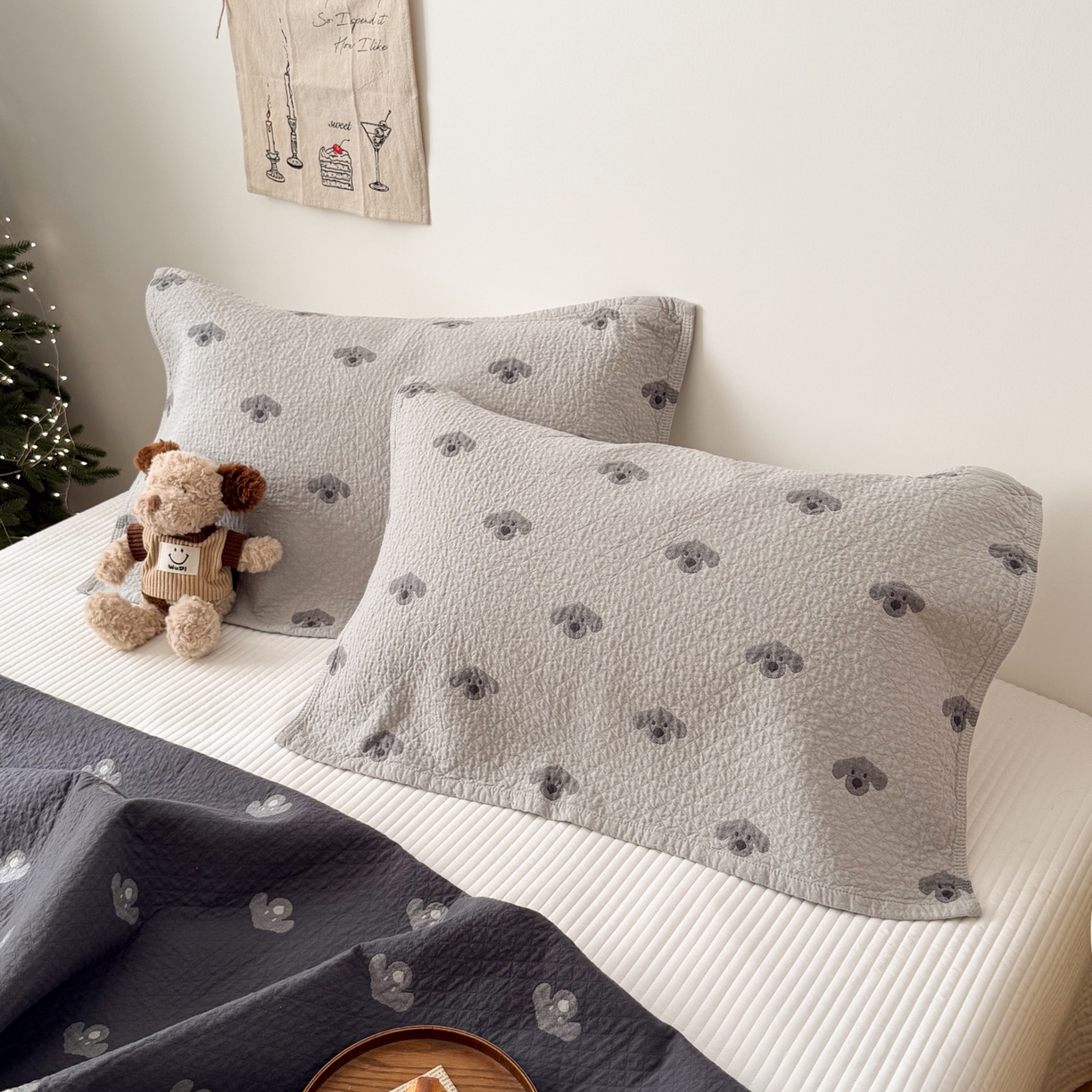 91家纺网 家纺一手货源 找家纺 沐瑟家纺 2026春夏新款安心棉床盖三件套 叮叮狗-灰色