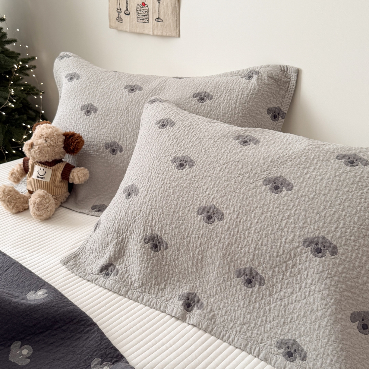 91家纺网 家纺一手货源 找家纺 沐瑟家纺 2026春夏新款安心棉床盖三件套 叮叮狗-灰色