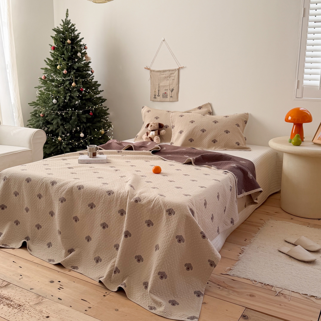 91家纺网 家纺一手货源 找家纺 沐瑟家纺 2026春夏新款安心棉床盖三件套 叮叮狗-浅咖色