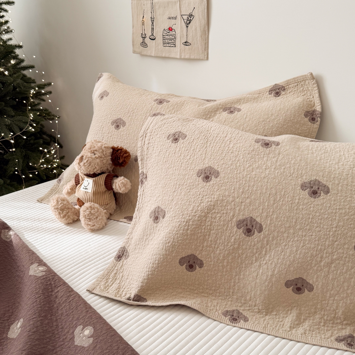 91家纺网 家纺一手货源 找家纺 沐瑟家纺 2026春夏新款安心棉床盖三件套 叮叮狗-浅咖色