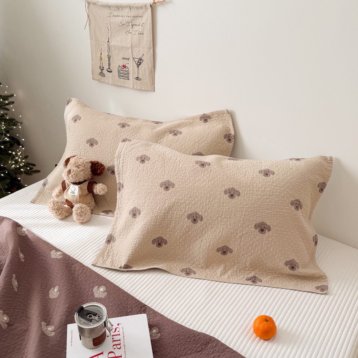 91家纺网 家纺一手货源 找家纺 沐瑟家纺 2026春夏新款安心棉床盖三件套 叮叮狗-浅咖色