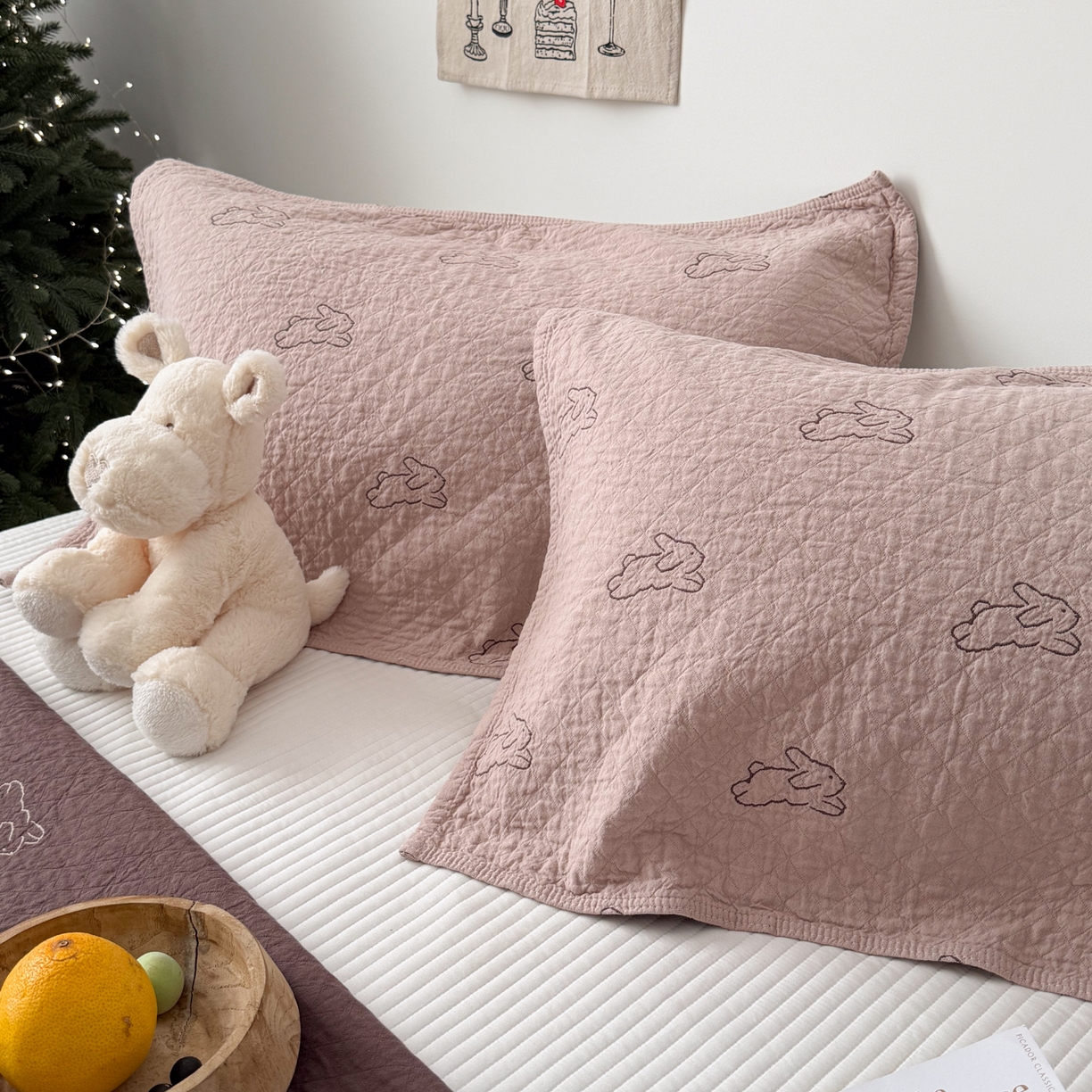 91家纺网 家纺一手货源 找家纺 沐瑟家纺 2026春夏新款安心棉床盖三件套 浅跳兔-粉色