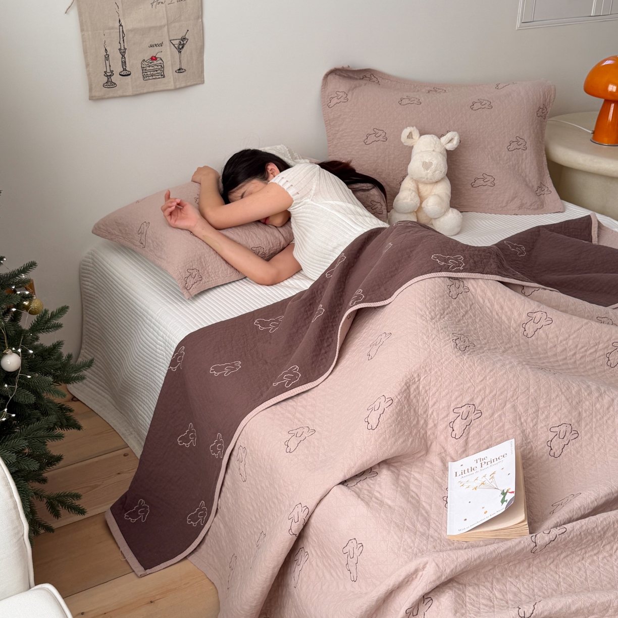 91家纺网 家纺一手货源 找家纺 沐瑟家纺 2026春夏新款安心棉床盖三件套 浅跳兔-粉色