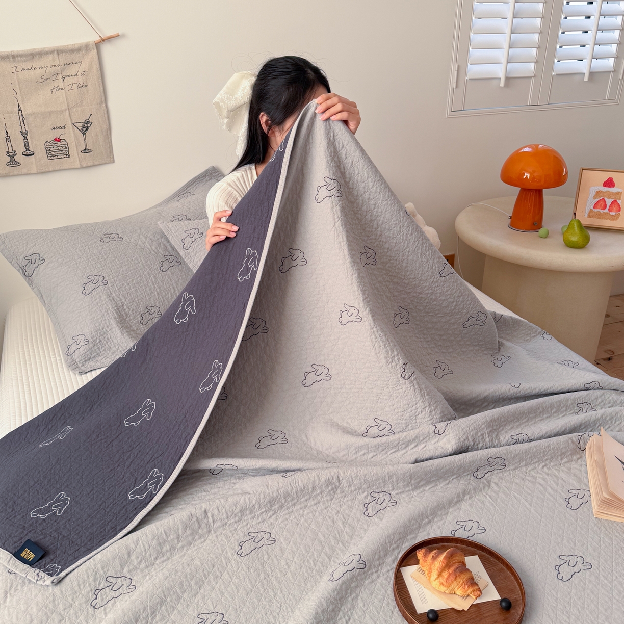 91家纺网 家纺一手货源 找家纺 沐瑟家纺 2026春夏新款安心棉床盖三件套 浅跳兔-灰蓝