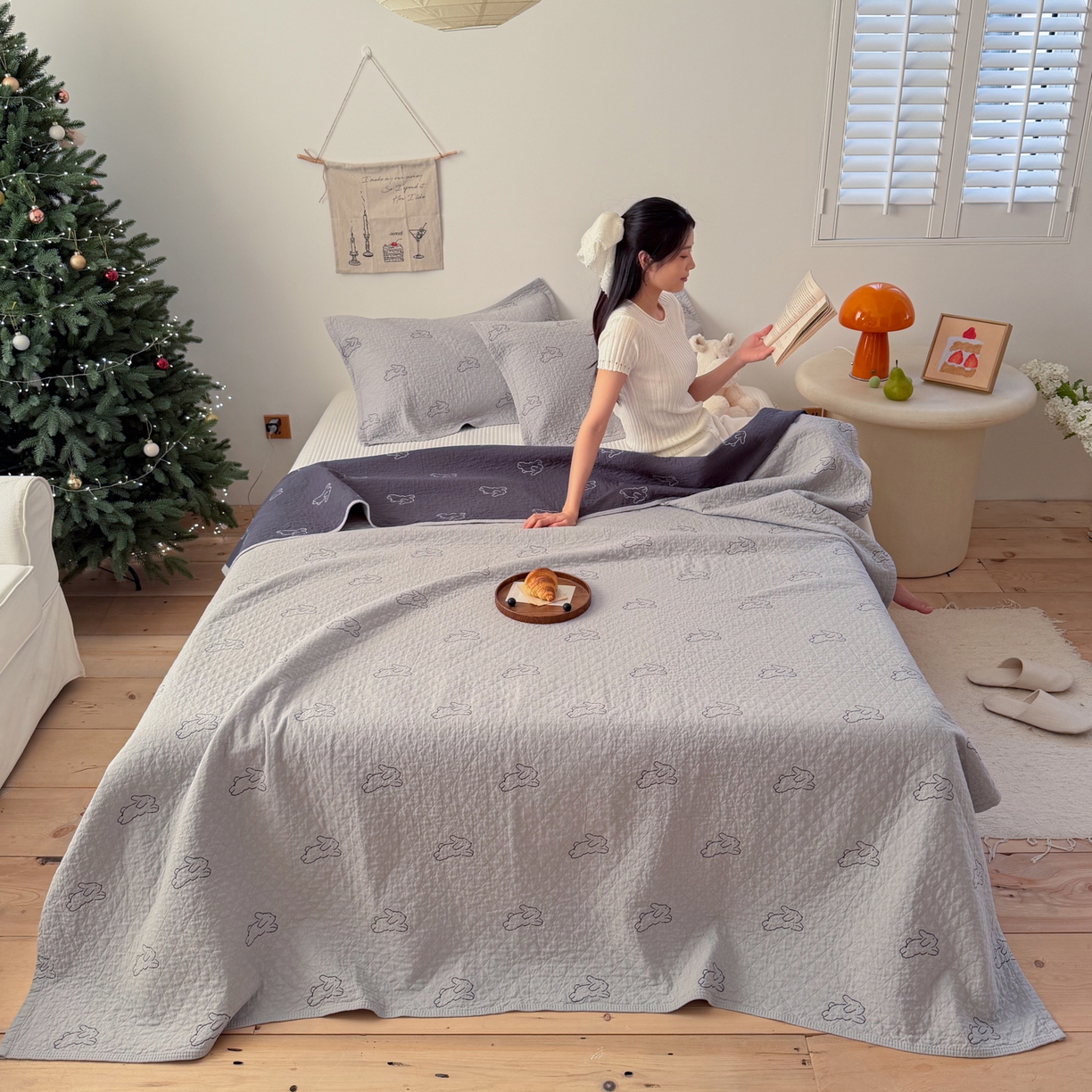 91家纺网 家纺一手货源 找家纺 沐瑟家纺 2026春夏新款安心棉床盖三件套 浅跳兔-灰蓝