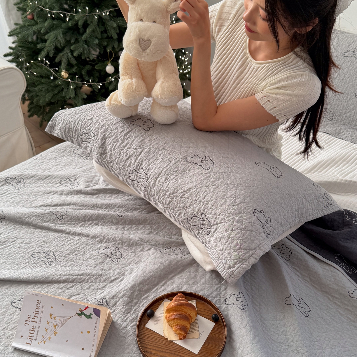 91家纺网 家纺一手货源 找家纺 沐瑟家纺 2026春夏新款安心棉床盖三件套 浅跳兔-灰蓝