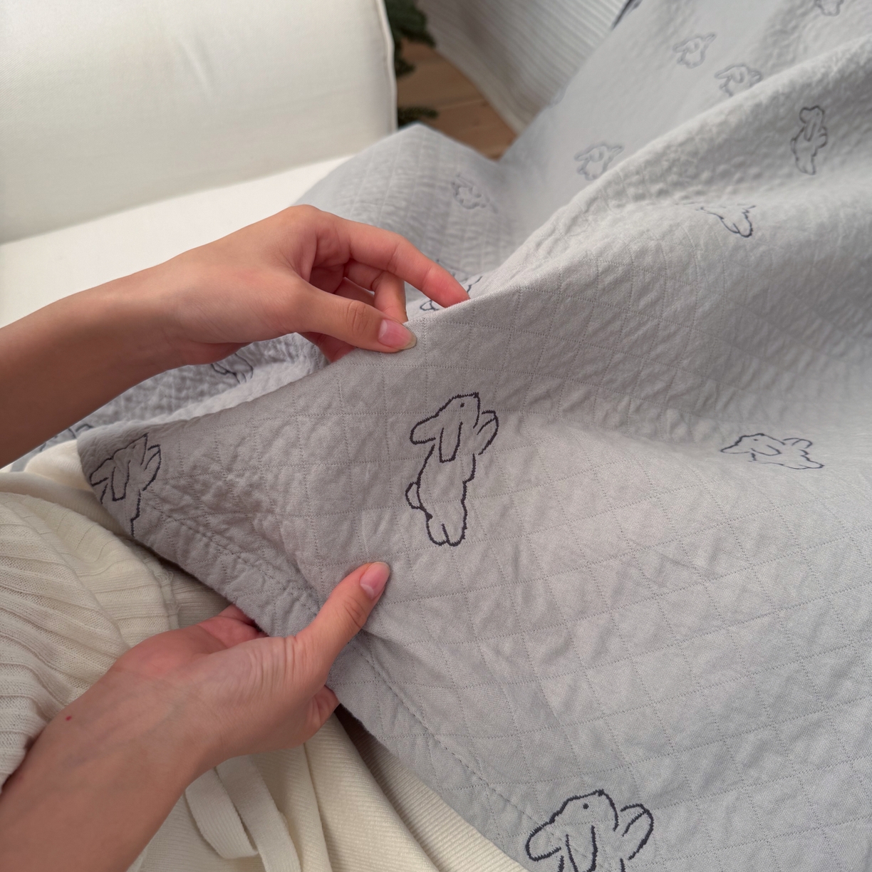 91家纺网 家纺一手货源 找家纺 沐瑟家纺 2026春夏新款安心棉床盖三件套 浅跳兔-灰蓝