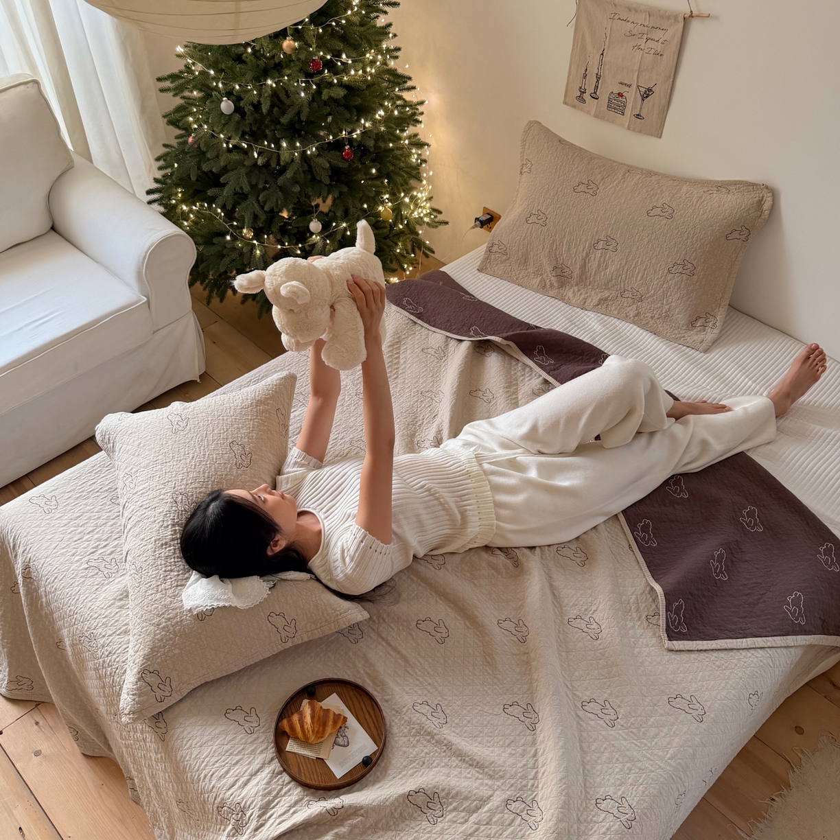 91家纺网 家纺一手货源 找家纺 沐瑟家纺 2026春夏新款安心棉床盖三件套 浅跳兔-浅咖色