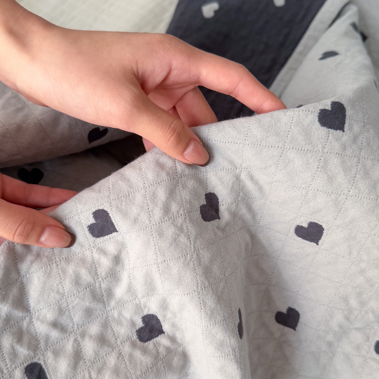 91家纺网 家纺一手货源 找家纺 沐瑟家纺 2026春夏新款安心棉床盖三件套 心情-灰蓝