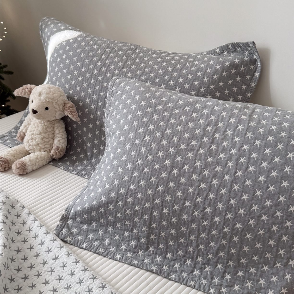 91家纺网 家纺一手货源 找家纺 沐瑟家纺 2026春夏新款安心棉床盖三件套 星星-灰色