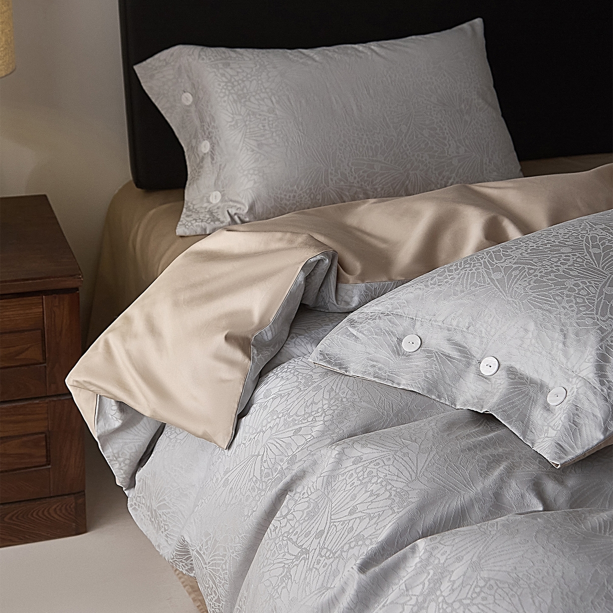 91家纺网 家纺一手货源 找家纺 ONE TWO ONE 121 2026新款100A版60x16B版s50支长绒棉全棉床上用品厚织提花四件套纽扣 风之羽翼