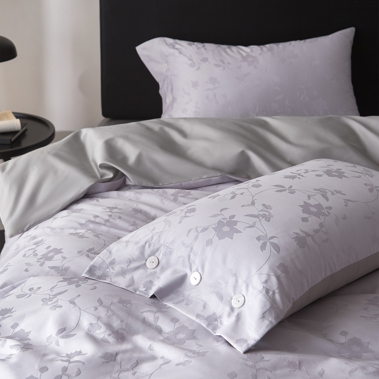 91家纺网 家纺一手货源 找家纺 ONE TWO ONE 121 2026新款100A版60x16B版s50支长绒棉全棉床上用品厚织提花四件套纽扣 漫步春露