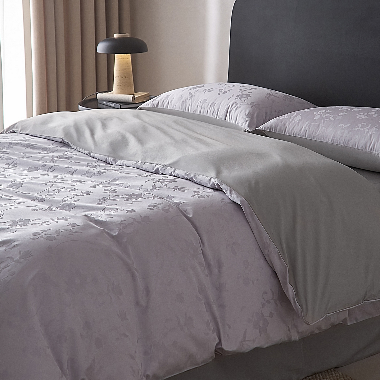 91家纺网 家纺一手货源 找家纺 ONE TWO ONE 121 2026新款100A版60x16B版s50支长绒棉全棉床上用品厚织提花四件套纽扣 漫步春露