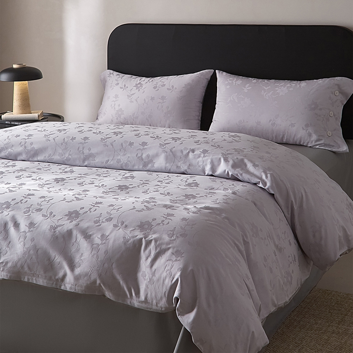 91家纺网 家纺一手货源 找家纺 ONE TWO ONE 121 2026新款100A版60x16B版s50支长绒棉全棉床上用品厚织提花四件套纽扣 漫步春露