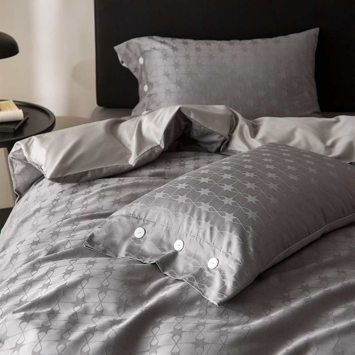 91家纺网 家纺一手货源 找家纺 ONE TWO ONE 121 2026新款100A版60x16B版s50支长绒棉全棉床上用品厚织提花四件套纽扣 晞光星愿