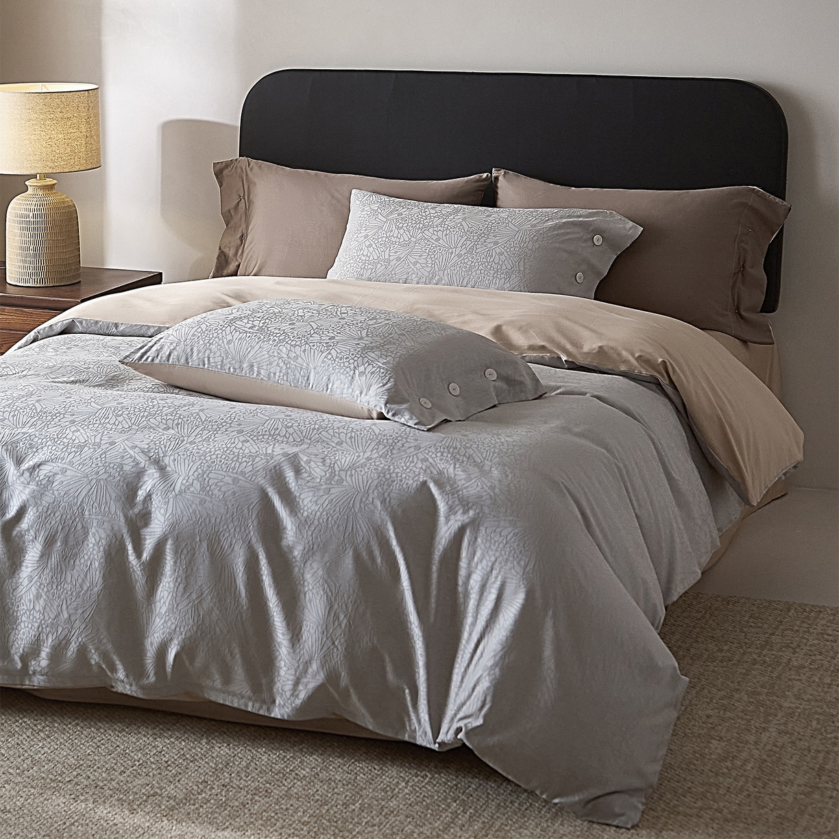 91家纺网 家纺一手货源 找家纺 ONE TWO ONE 121 2026新款100A版60x16B版s50支长绒棉全棉床上用品厚织提花四件套纽扣 风之羽翼