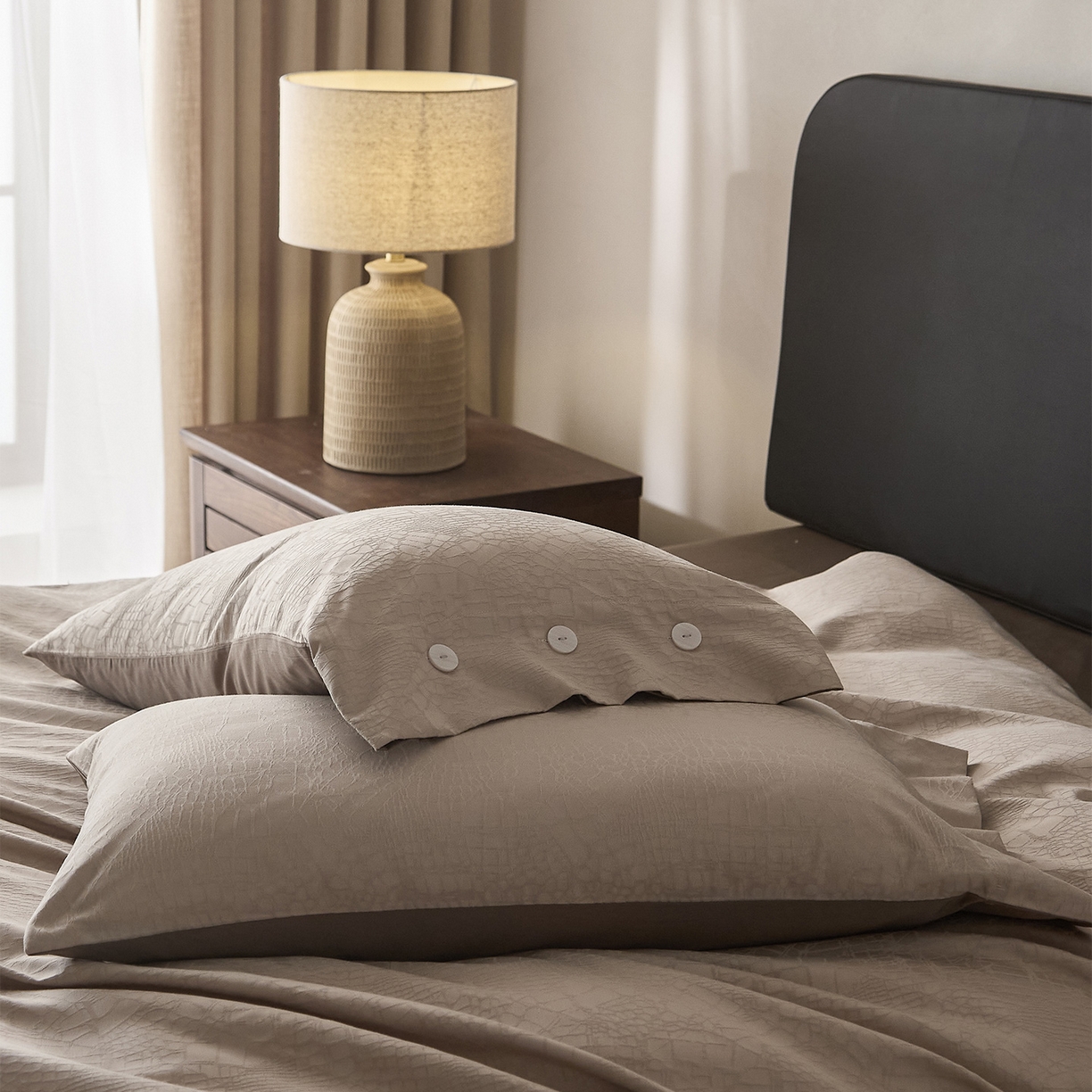 91家纺网 家纺一手货源 找家纺 ONE TWO ONE 121 2026新款100A版60x16B版s50支长绒棉全棉床上用品厚织提花四件套纽扣 麦田落日