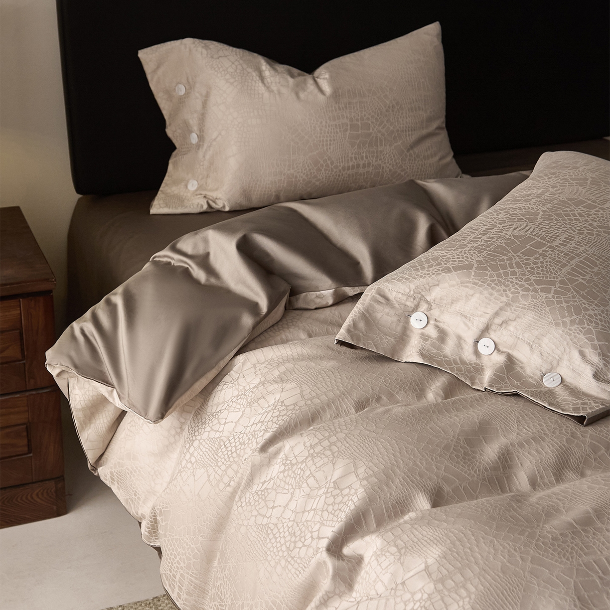 91家纺网 家纺一手货源 找家纺 ONE TWO ONE 121 2026新款100A版60x16B版s50支长绒棉全棉床上用品厚织提花四件套纽扣 麦田落日