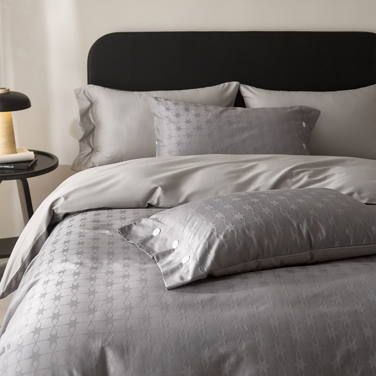 91家纺网 家纺一手货源 找家纺 ONE TWO ONE 121 2026新款100A版60x16B版s50支长绒棉全棉床上用品厚织提花四件套纽扣 晞光星愿