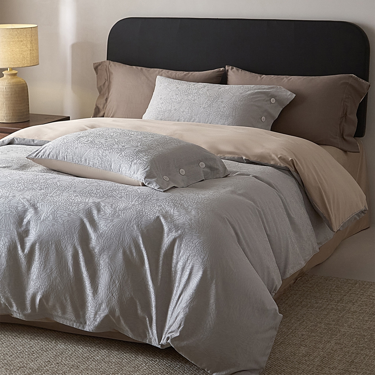 91家纺网 家纺一手货源 找家纺 ONE TWO ONE 121 2026新款100A版60x16B版s50支长绒棉全棉床上用品厚织提花四件套纽扣 风之羽翼