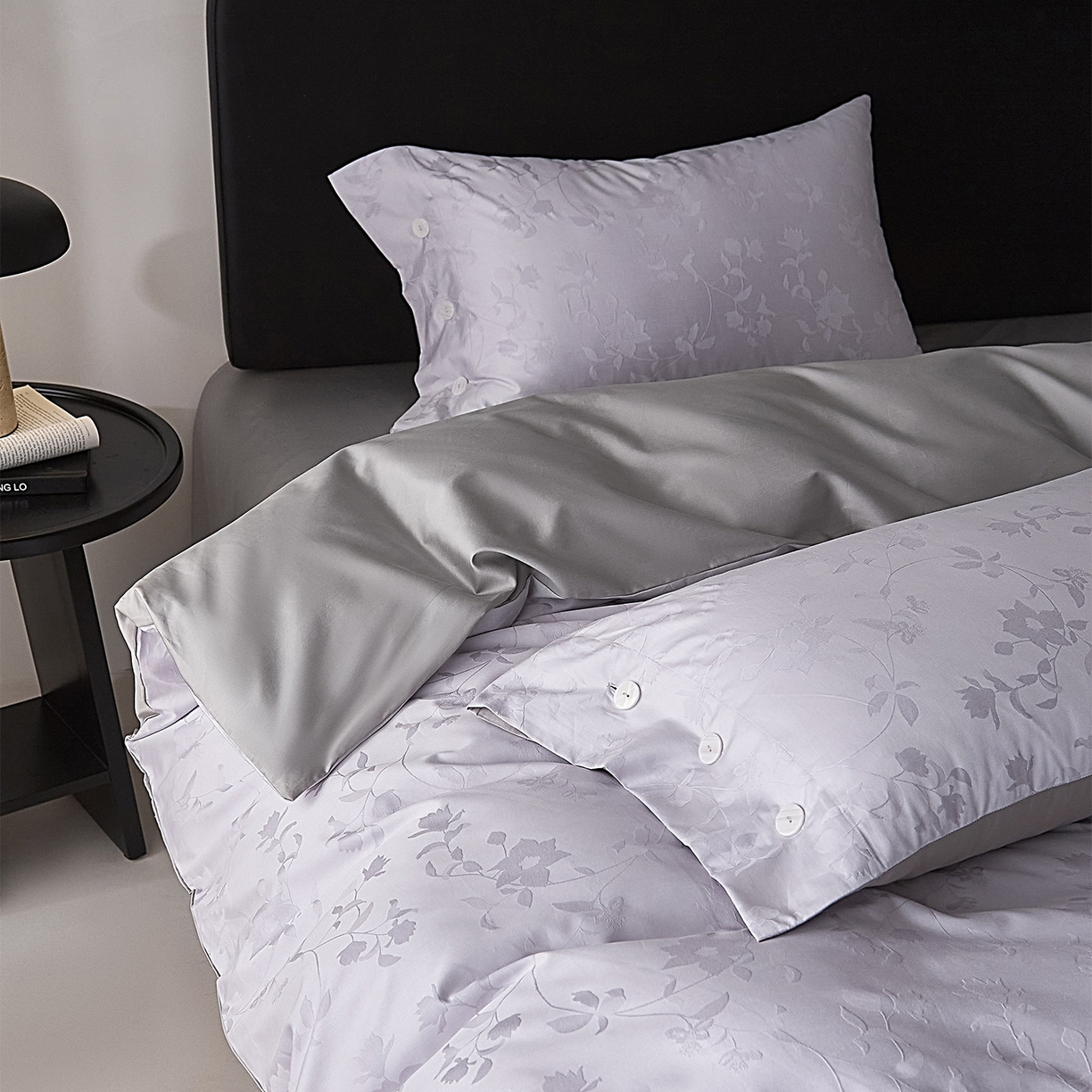 91家纺网 家纺一手货源 找家纺 ONE TWO ONE 121 2026新款100A版60x16B版s50支长绒棉全棉床上用品厚织提花四件套纽扣 漫步春露