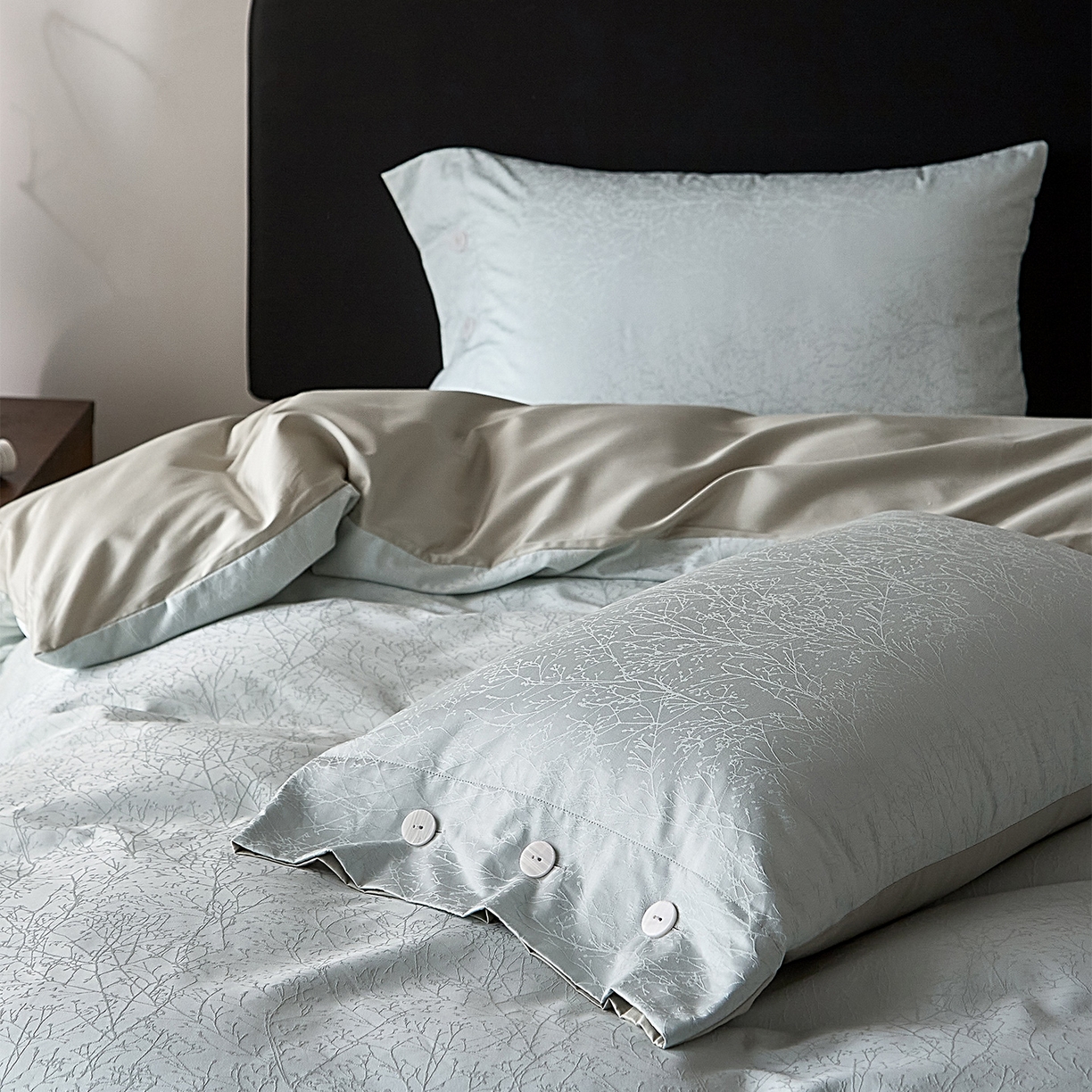 91家纺网 家纺一手货源 找家纺 ONE TWO ONE 121 2026新款100A版60x16B版s50支长绒棉全棉床上用品厚织提花四件套纽扣 时光清浅