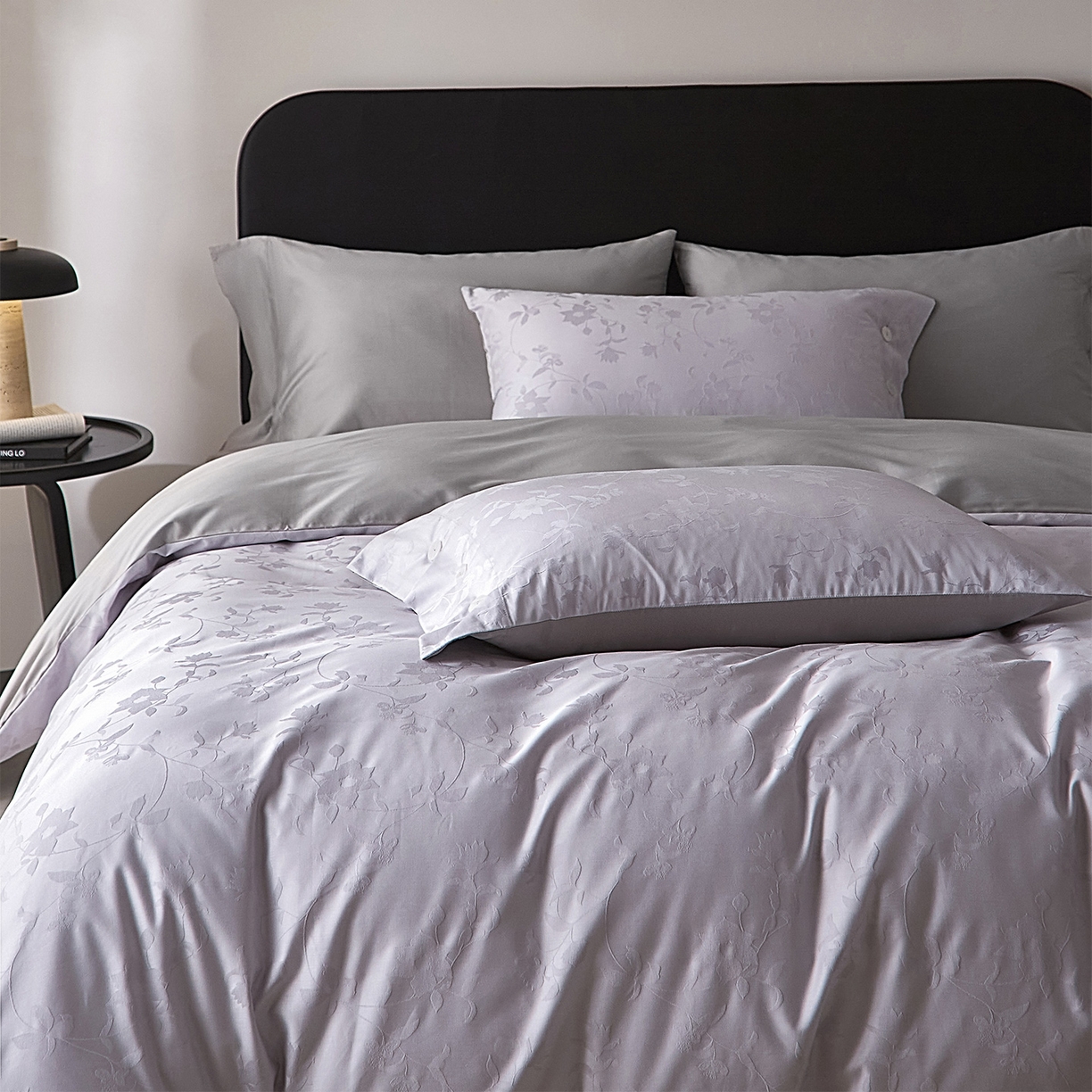 91家纺网 家纺一手货源 找家纺 ONE TWO ONE 121 2026新款100A版60x16B版s50支长绒棉全棉床上用品厚织提花四件套纽扣 漫步春露