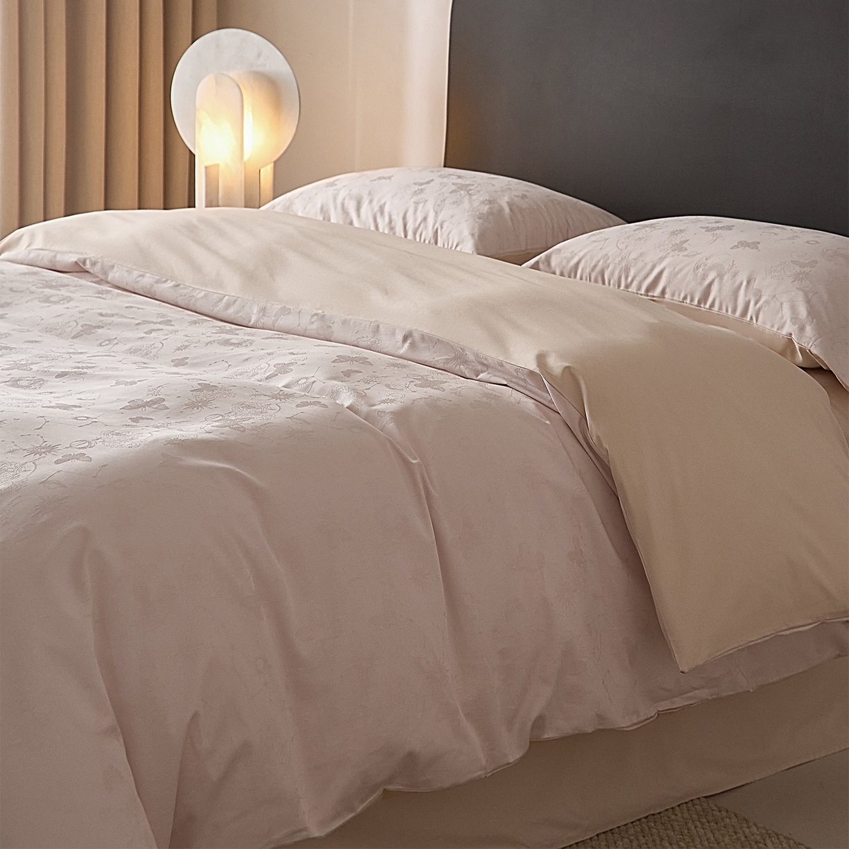 91家纺网 家纺一手货源 找家纺 ONE TWO ONE 121 2026新款100A版60x16B版s50支长绒棉全棉床上用品厚织提花四件套纽扣 蝴蝶千颂