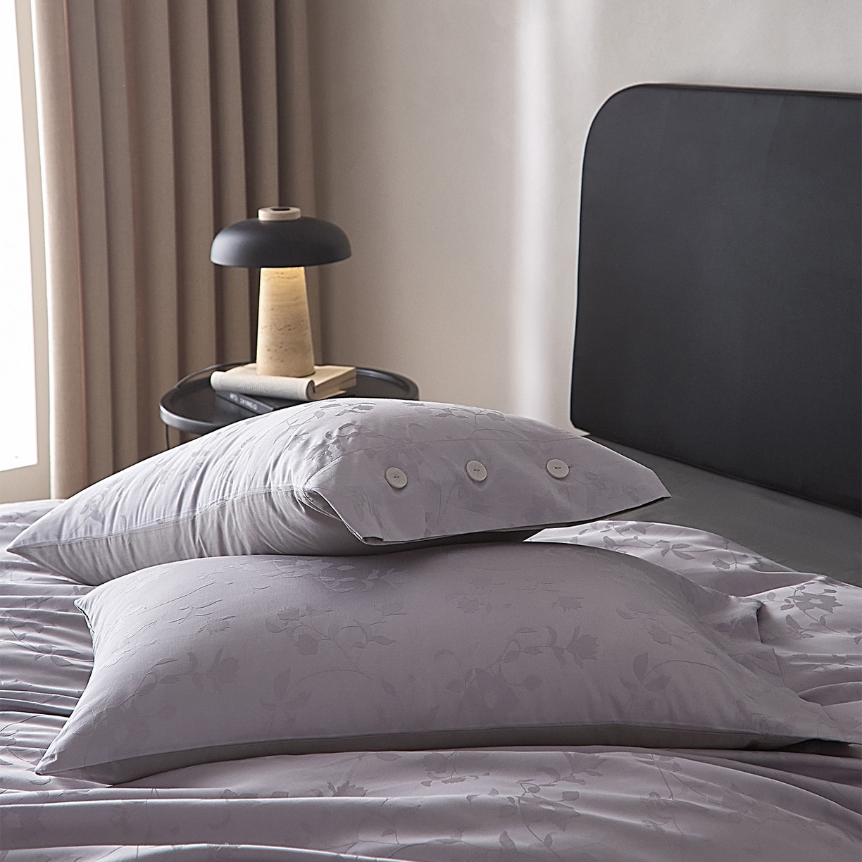 91家纺网 家纺一手货源 找家纺 ONE TWO ONE 121 2026新款100A版60x16B版s50支长绒棉全棉床上用品厚织提花四件套纽扣 漫步春露