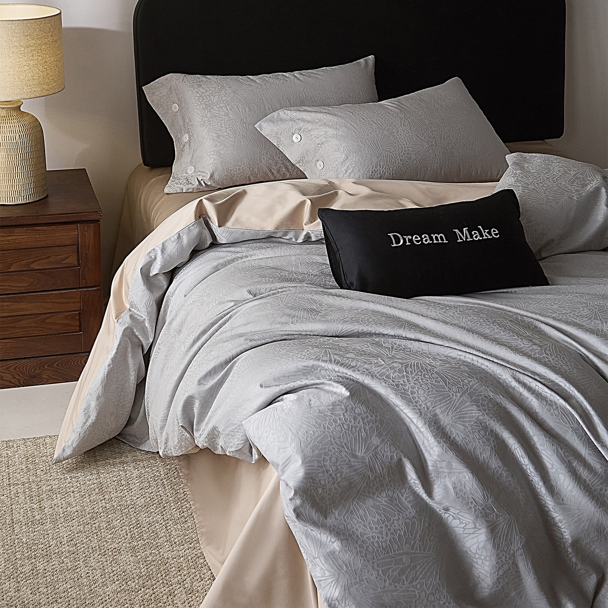 91家纺网 家纺一手货源 找家纺 ONE TWO ONE 121 2026新款100A版60x16B版s50支长绒棉全棉床上用品厚织提花四件套纽扣 风之羽翼