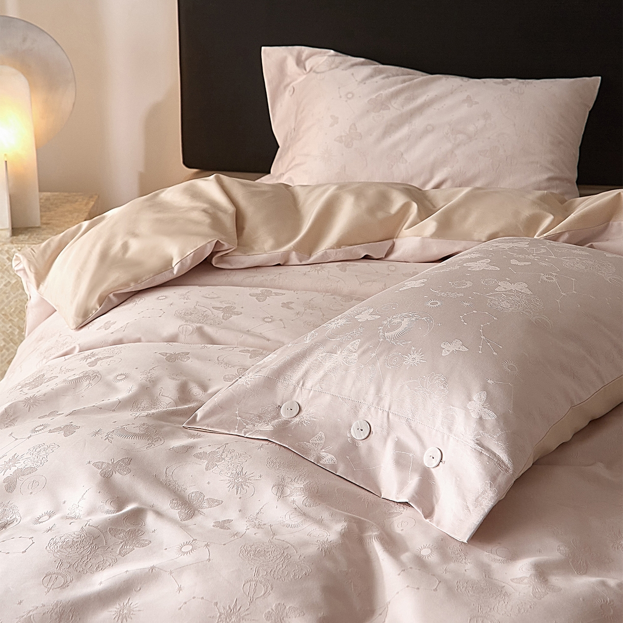 91家纺网 家纺一手货源 找家纺 ONE TWO ONE 121 2026新款100A版60x16B版s50支长绒棉全棉床上用品厚织提花四件套纽扣 蝴蝶千颂