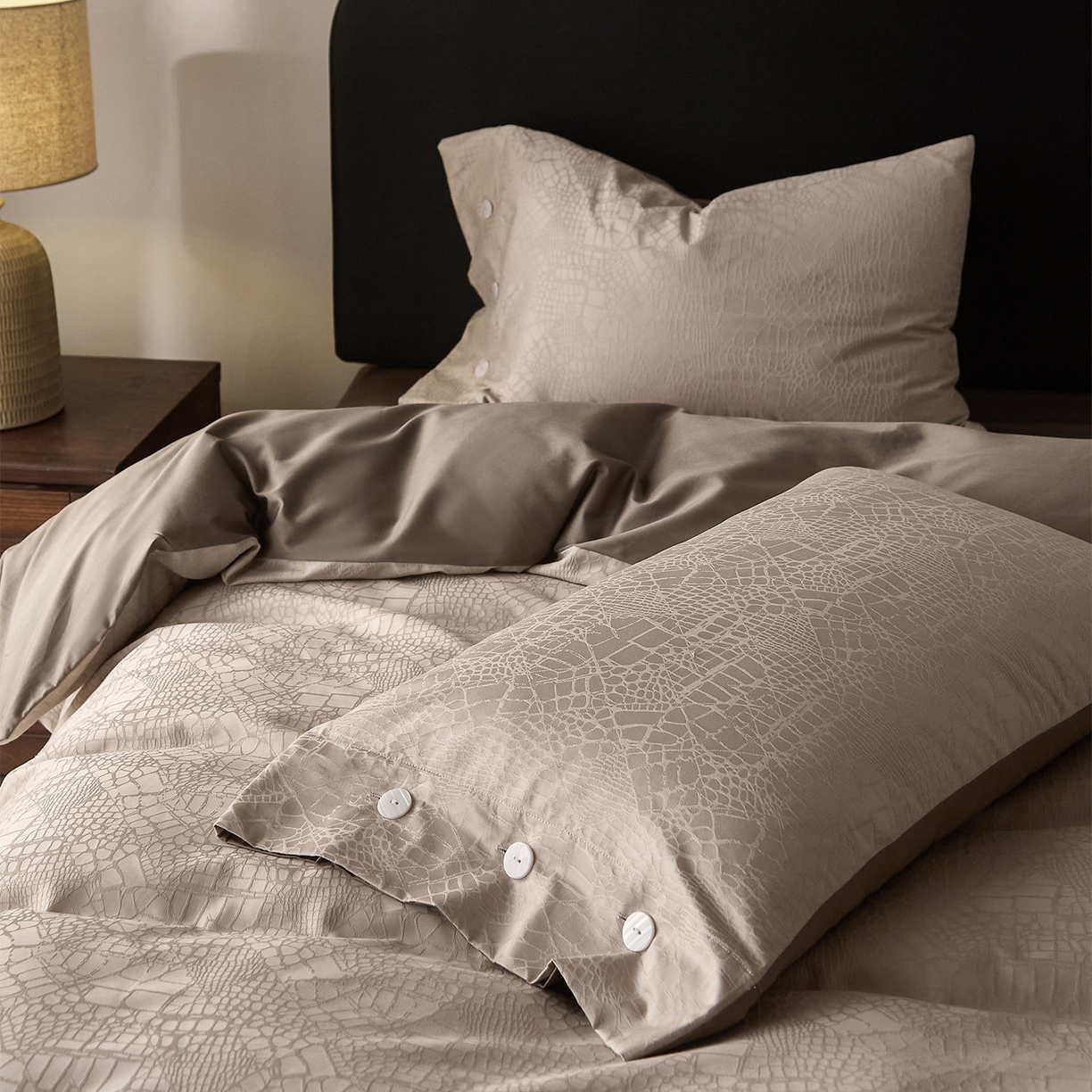 91家纺网 家纺一手货源 找家纺 ONE TWO ONE 121 2026新款100A版60x16B版s50支长绒棉全棉床上用品厚织提花四件套纽扣 麦田落日