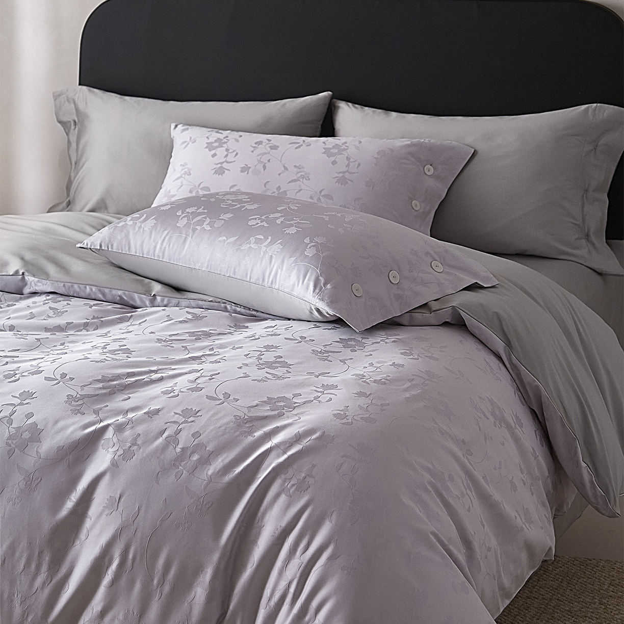 91家纺网 家纺一手货源 找家纺 ONE TWO ONE 121 2026新款100A版60x16B版s50支长绒棉全棉床上用品厚织提花四件套纽扣 漫步春露