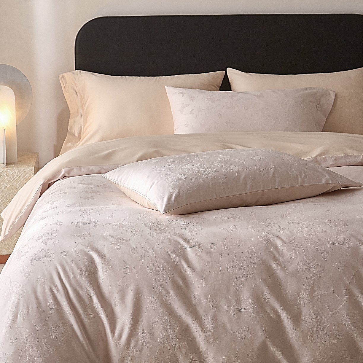 91家纺网 家纺一手货源 找家纺 ONE TWO ONE 121 2026新款100A版60x16B版s50支长绒棉全棉床上用品厚织提花四件套纽扣 蝴蝶千颂