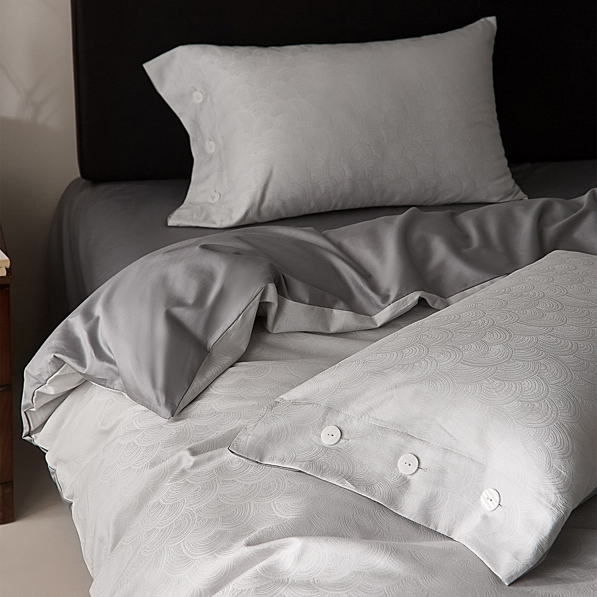 91家纺网 家纺一手货源 找家纺 ONE TWO ONE 121 2026新款100A版60x16B版s50支长绒棉全棉床上用品厚织提花四件套纽扣 祥瑞纳福